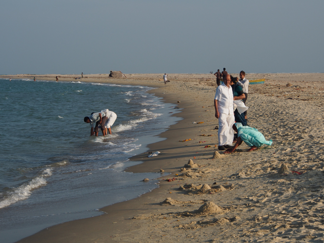 sur la presqu'ile de Rameswaram: pont d'adam sur la presqu'ile de Rameswaram: offrandes devant l'océan